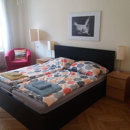 Geraeumige Zentrumsnahe Altbauwohnung Wina Bagian luar foto