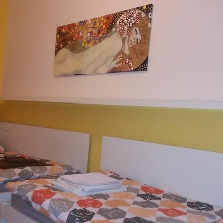 Geraeumige Zentrumsnahe Altbauwohnung Wina Bagian luar foto