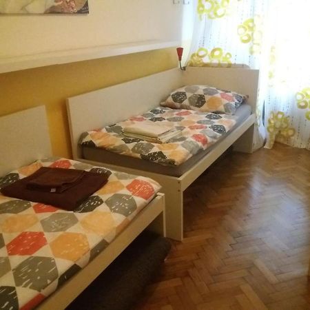 Geraeumige Zentrumsnahe Altbauwohnung Wina Bagian luar foto