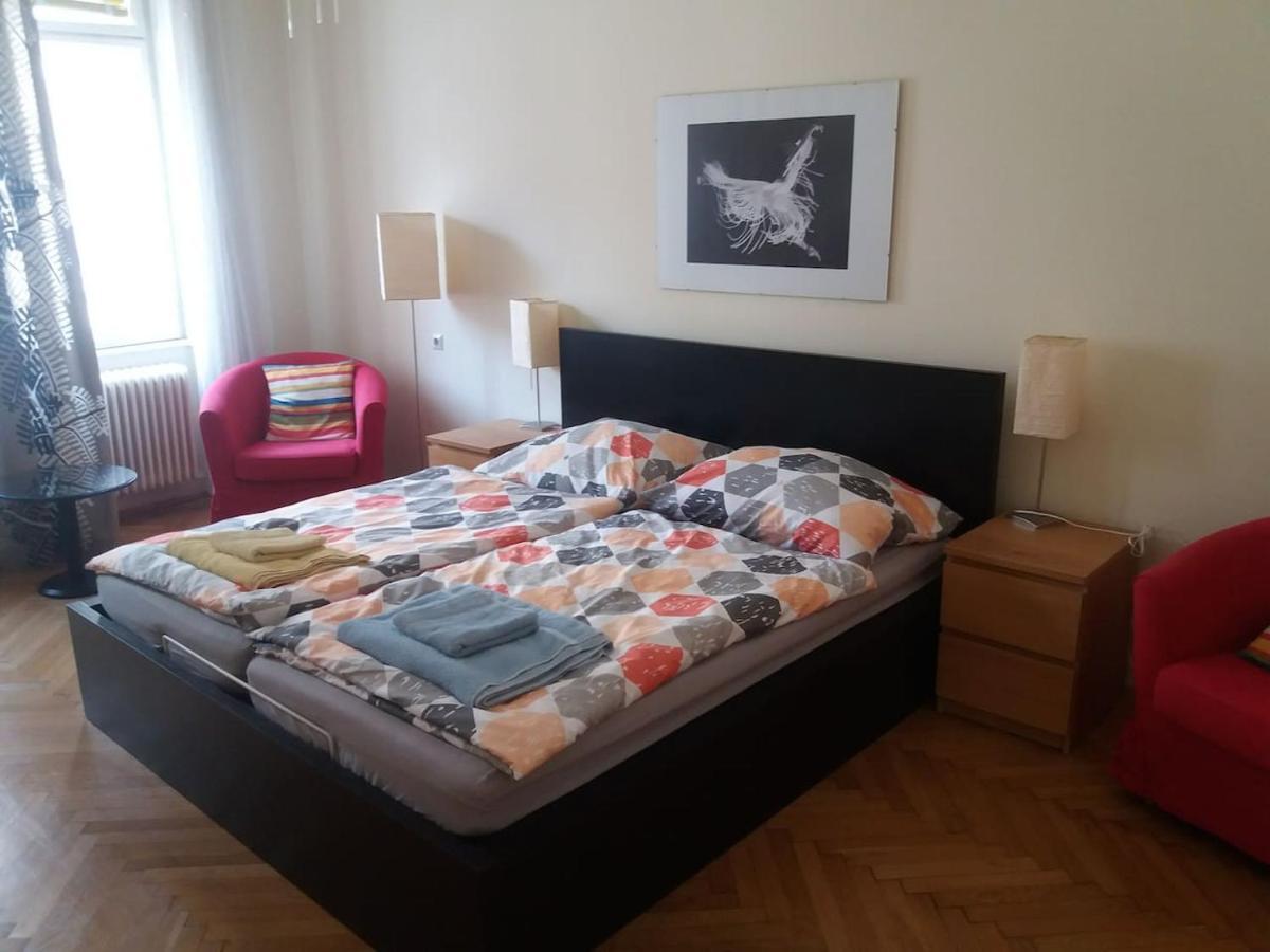 Geraeumige Zentrumsnahe Altbauwohnung Wina Bagian luar foto