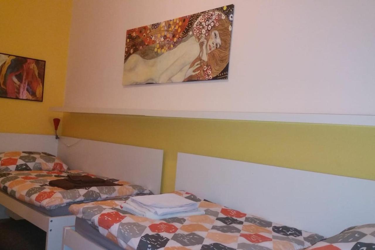 Geraeumige Zentrumsnahe Altbauwohnung Wina Bagian luar foto