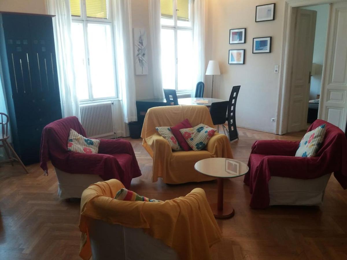 Geraeumige Zentrumsnahe Altbauwohnung Wina Bagian luar foto