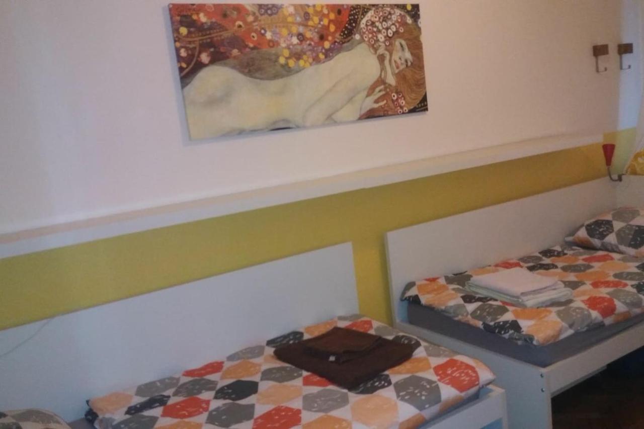 Geraeumige Zentrumsnahe Altbauwohnung Wina Bagian luar foto