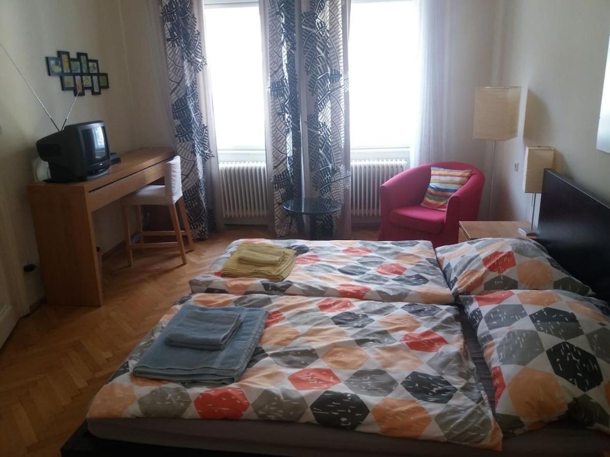 Geraeumige Zentrumsnahe Altbauwohnung Wina Bagian luar foto