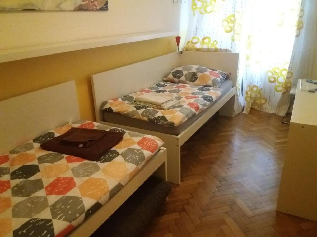 Geraeumige Zentrumsnahe Altbauwohnung Wina Bagian luar foto