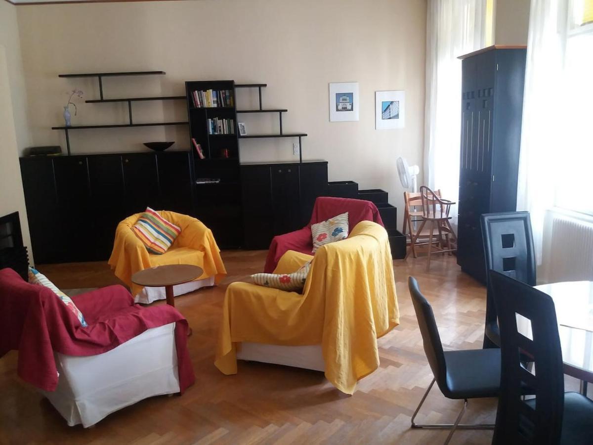 Geraeumige Zentrumsnahe Altbauwohnung Wina Bagian luar foto