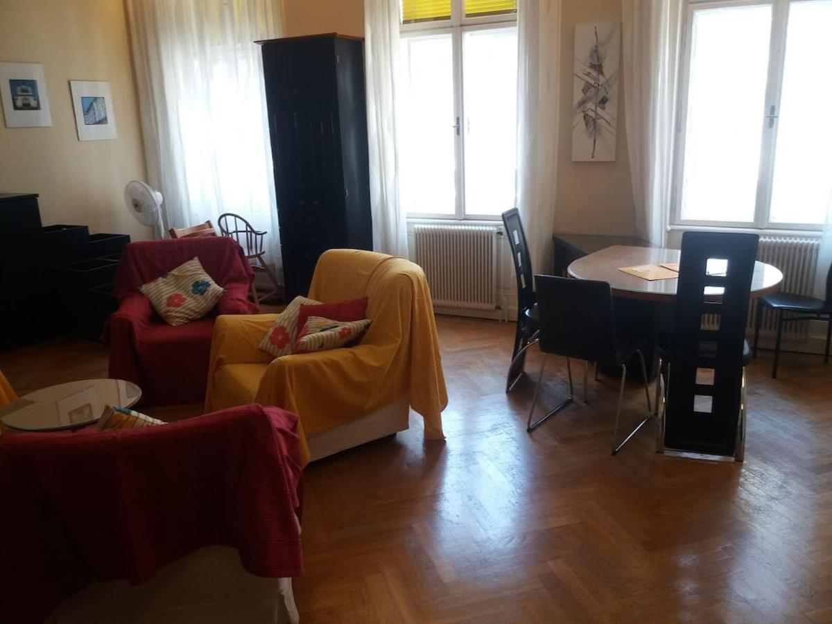 Geraeumige Zentrumsnahe Altbauwohnung Wina Bagian luar foto