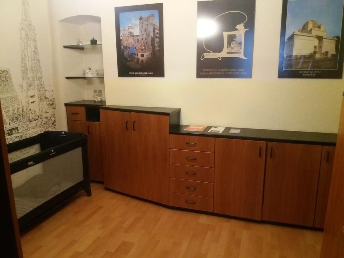 Geraeumige Zentrumsnahe Altbauwohnung Wina Bagian luar foto