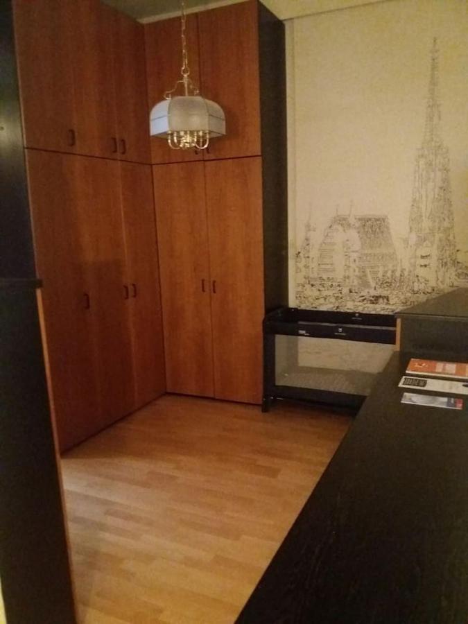 Geraeumige Zentrumsnahe Altbauwohnung Wina Bagian luar foto